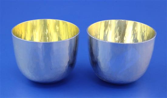 A matched pair of modern silver tumblers by Paula Mary Frances Tollhurst, 13.5 oz.